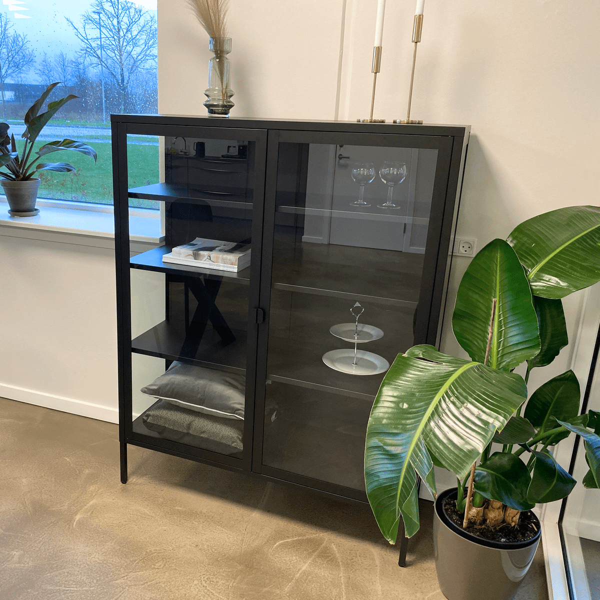Herman – Vitrinenschrank aus schwarzem Metall und Glas
