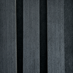 Muster einer Akustikplatte aus schwarzem Eichenfurnier 150 x 120 mm