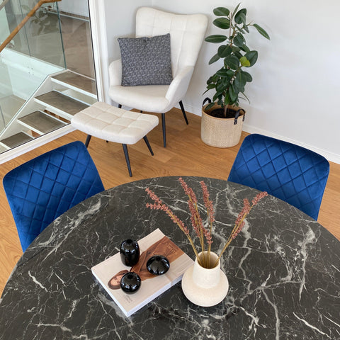 Allison Sessel mit Hocker - Weißes Plüsch/Imitiertes Lammfell