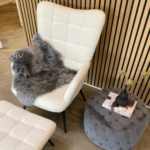 Allison Sessel mit Hocker - Weißes Plüsch/Imitiertes Lammfell