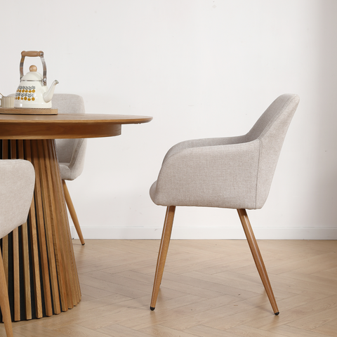 Jenna Esszimmerstuhl - beigefarbener Stoff mit Eichenoptik